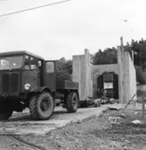 Transport av transformator 50 kW på Papyrus fabrik, 16/6-1955. Tre män är med på bilden. Fr. v. William Tibell ,okänd man och okänd man.