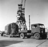 Transport av transformator 50 kW från Göteborgs hamn, 17/6-1955. Några män är med på bilden.