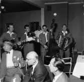 Reportage från pressvisningen den 29/8 1955.