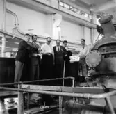 Reportage från pressvisningen den 29/8 1955.
Visning av sliperiet, ingenjör Thor Svensson.
