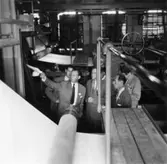 Reportage från pressvisningen den 29/8 1955.
Kamrer Einar Harald.