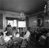 Reportage från pressvisningen den 29/8 1955.
Från Papyrus
Överingenjör William Tibell, disponent Hans Hulthén, ingenjör Wiggo Odenius, ingenjör Holger Sillén, ingenjör Thor Svensson, kamrer Einar Harald.