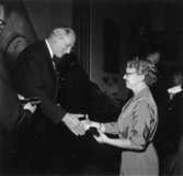 Utdelning av minnesgåvan den 24/9 1955.
Bankdirektör Jacob Wallenberg, Ingrid Andersson.