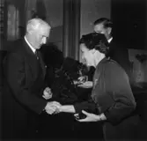 Utdelning av minnesgåvan den 24/9 1955.
Åke Winsnes, Jacob Wallenberg, Asti Blom.