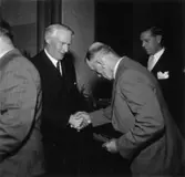 Utdelning av minnesgåvan den 24/9 1955.
Bandirektör Jacob Wallenberg, ingenjör Holger Sillén.