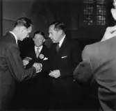 Utdelning av minnesgåvan den 24/9 1955. Fr. v. 
Disponent Hans Hulthén, Karl-Erik Gullstrand, okänd.