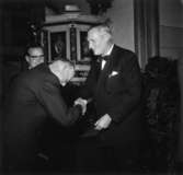 Utdelning av minnesgåvan den 24/9 1955. Fr. h. 
Ingenjör Agne Wiselqvist, okänd man, Styrelseordförande Marcus Wallenberg jr.