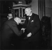 Utdelning av minnesgåvan den 24/9 1955. Fr. h. 
Ingenjör Agne Wiselqvist, okänd man, Styrelseordförande Marcus Wallenberg jr.