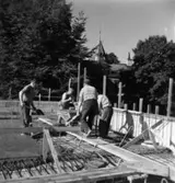 Byggnad N:o 6, tillbyggnad 1954. Gjutning av undertak.