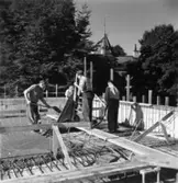 Byggnad N:o 6, tillbyggnad 1954. Gjutning av undertak. Okända män.
