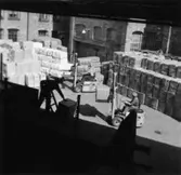 Lossning av massa med truck.