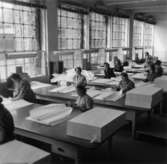 Sortersal, interiör.
Alice Magnusson (nr 3 vid fönstret).