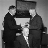 Ljungaskogs Aktiebolag. Utdelning av minnesgåvan.
Disponent Einar Harald delar ut minnesgåvan mottagaren är okänd. Kommer från Ljungskogs AB.