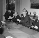 Ljungaskogs Aktiebolag. Utdelning av minnesgåvan.
Överingenjör William Tibell som ser till att klockan kommer på plats.