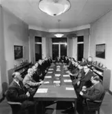 Företagsnämnden. Samma personer som bild 2734:
Fr. v. Rolf Andersson, Tage Bernhardtz, Edgar Flintz, Evert Mellberg, Hjalmar Lindh, Karl Nygren, överingenjör William Tibell, ordförande disponent Hans Hulthén, kamrer Einar Harald, Valter Fässberg, ingenjör Wiggo Odenius, ingenjör Thor Svensson, ingenjör Nils Cederhök, personalchef Håkan Törnquist, sekreterare Maja Melander.