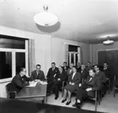 Säkerhetskommittén.
Ordförande ingenjör fr. vänster: Wiggo Odenius, sekreterare ingenjör Karl-Erik Tollgerth. Rad 1 från vänster: ingenjör Holger Sillén, okänd, Astrid Nilsson, personalchef Håkan Törnquist. Rad 2 från vänster: Valter Wallbenius, Tage Bernhardtz, Oskar Nilsson, ?. Rad 3 från vänster: Karl Nygren, Charles Martinsson, Gustav-Adolf Johansson.