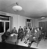 Säkerhetskommittén.
Ordförande ingenjör fr. vänster: Wiggo Odenius, sekreterare ingenjör Karl-Erik Tollgerth. Rad 1 från vänster: ingenjör Holger Sillén, okänd, Astrid Nilsson, personalchef Håkan Törnquist. Rad 2 från vänster: Valter Wallbenius, Tage Bernhardtz, Oskar Nilsson, ?. Rad 3 från vänster: Karl Nygren, Charles Martinsson, Gustav-Adolf Johansson.