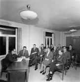 Säkerhetskommittén.
Ordförande ingenjör fr. vänster: Wiggo Odenius, sekreterare ingenjör Karl-Erik Tollgerth. Rad 1 från vänster: ingenjör Holger Sillén, okänd, Astrid Nilsson, personalchef Håkan Törnquist. Rad 2 från vänster: Valter Wallbenius, Tage Bernhardtz, Oskar Nilsson, ?. Rad 3 från vänster: Karl Nygren, Charles Martinsson, Gustav-Adolf Johansson.