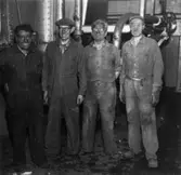 Babcock & Wilcox-pannan. Explosion i economisern.
Från vänster: maskinmästare Holger Jakobsson, ingenjör Wiggo Odenius, eldare Karl Ling, eldare Karl Lindblom.