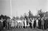 Utflykt till Papyrus semesterhem, Onsala.
Foto: Fru L. Marmgren.
Från vänster: 3 Doris Lindquist, 4 Bertil Lydell, 9 Barbro Claeson (Tullborg), 10 Arne Grundén, 19 Maj Lundén (ljus), 20 William Tibell, 22 Gösta Jansson, 26 Wiggo Odenius glasögon bakåtkammat hår. Från höger 1 K-E Andersson t.h. 2 Folk Martinsson.