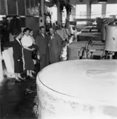 Fabriksvisning för anställdas anhöriga den 28/5 1957.
T.h. Arvid Andersson.