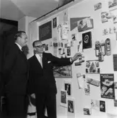 Fabriksvisning för anställdas anhöriga den 28/5 1957.
T.h. William Tibell.