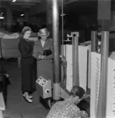 Fabriksvisning för anställdas anhöriga den 28/5 1957.
T.h. Ingvar ?