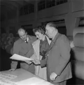 Fabriksvisning för anställdas anhöriga den 28/5 1957.
T.h. Charles Martinsson.