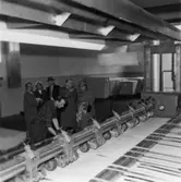 Fabriksvisning för anställdas anhöriga den 28/5 1957.
En grupp okända personer.