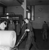 Fabriksvisning för anställdas anhöriga den 28/5 1957.
T.h. Olof Svensson, Olof Hagberg.