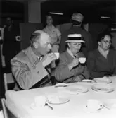 Fabriksvisning för anställdas anhöriga den 28/5 1957.
Linus Alminger.