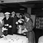 Fabriksvisning för anställdas anhöriga den 28/5 1957.