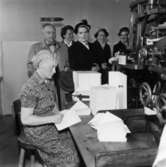 Fabriksvisning för anställdas anhöriga den 28/5 1957.
T.v. Naemi.