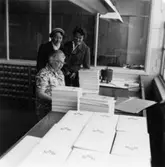 Fabriksvisning för anställdas anhöriga den 28/5 1957.
Sara Hermansson (sittande).