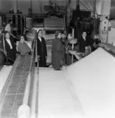 Fabriksvisning för anställdas anhöriga den 28/5 1957.