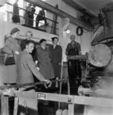 Fabriksvisning för anställdas anhöriga den 28/5 1957.
T.h. Stig Alfredson.