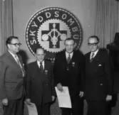 Utdelning av Föreningen för arbetarskydds guldmedalj till Nils Nilsson och Carl Nygren.
Från vänster Nils Nilsson, Carl Nygren, överingenjör William Tibell.