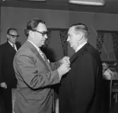 Utdelning av Föreningen för arbetarskydds guldmedalj till Nils Nilsson och Carl Nygren.