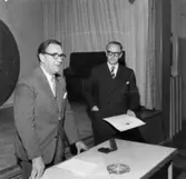 Utdelning av Föreningen för arbetarskydds guldmedalj till Nils Nilsson och Carl Nygren.