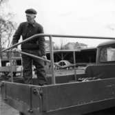 Jeep, av Hagstedt utförda ändringar på Papyrus fabriksområde, februari 1959.
En man finns med på bilden. Torsten Hagstedt.