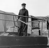 Jeep, av Hagstedt utförda ändringar på Papyrus fabriksområde, februari 1959.
En man är med på bilden. Torsten Hagstedt.