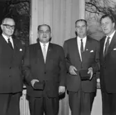 Utdelning av minnesgåvor till fd. barvagnsförare?? på Papyrus, den 8/12-1961.
Överingenjör William Tibell, Valter Carlsson, Ragnar Olsson, Thure Nilsson (Ordförande i 