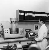 Laboratoriet, interiör. Dimensionsstabilitetsmätare.