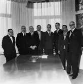 Förslagspristävlan 1964. Prisutdelning.
Fr.v. presschef Håkan Törnquist, ?, Sture Johansson, disponent Hans Hulthén, Älgström, Hilding Kristoffersson, Weimyr, överingenjör William Tibell.