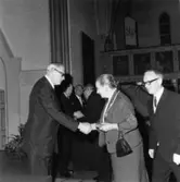 Utdelning av minnesgåvan den 1965.
Bankdirektör Marcus Wallenberg, disponent Hans Hulthén, Kurt Kjellman, ? Åke Örtlund.