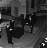 Utdelning av minnesgåvan den 1965.
Bankdirektör Marcus Wallenberg, disponent Hans Hulthén, ingenjör Holger Sillén, ?