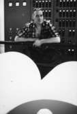 En man arbetar vid manöverbordet vid målmaskin nr. 1 på Papyrus, 12/5-1970.

Fotograf: Rolf Salomonsson, Wezäta studio, Grafiska Vägen Box 5057, 
402 22 Göteborg 5 Växel 031/40 01 40