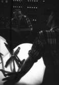 Två män arbetar vid manöverbordet vid målmaskin nr. 1 på Papyrus, 12/5-1970.

Fotograf: Rolf Salomonsson, Wezäta studio, Grafiska Vägen Box 5057, 
402 22 Göteborg 5 Växel 031/40 01 40