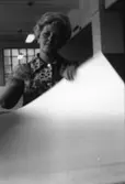 En kvinna sorterar papper på Papyrus, 12/5-1970.

Fotograf: Rolf Salomonsson, Wezäta studio, Grafiska Vägen Box 5057, 
402 22 Göteborg 5 Växel 031/40 01 40