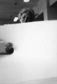 En kvinna sorterar papper på Papyrus, 12/5-1970.

Fotograf: Rolf Salomonsson, Wezäta studio, Grafiska Vägen Box 5057, 
402 22 Göteborg 5 Växel 031/40 01 40